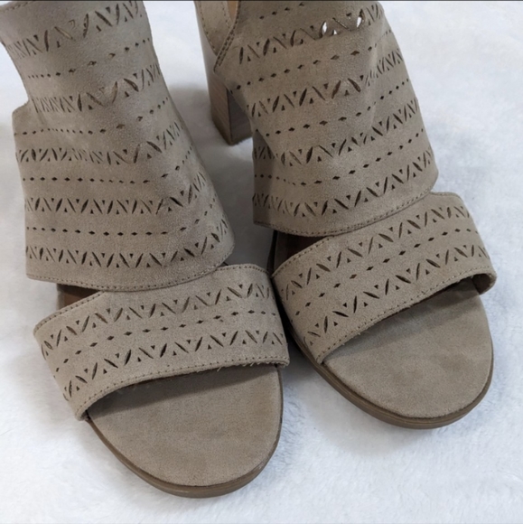 Seychelles Bora Tan Perforated Laser Cut Ankle Strap Chunky Block Heel Sandals - Picture 6 of 14